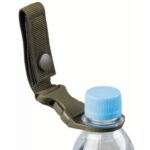 Molle Flaschenhalter Oliv passend für die gängigsten Kunststoff-Getränkeflaschen einfaches Abnehmen der Flasche durch Klick-Halterung sichere Befestigung durch Schlaufe mit Klettverschluss und Druckknopf Schlaufengröße: ca. 2,5 x 7 cm Gesamtlänge: ca. 16 cm Breite der Halterung: ca. 3,5 cm Material: Schlaufe: 100 % Polyester Halterung: 100 % Polypropylen